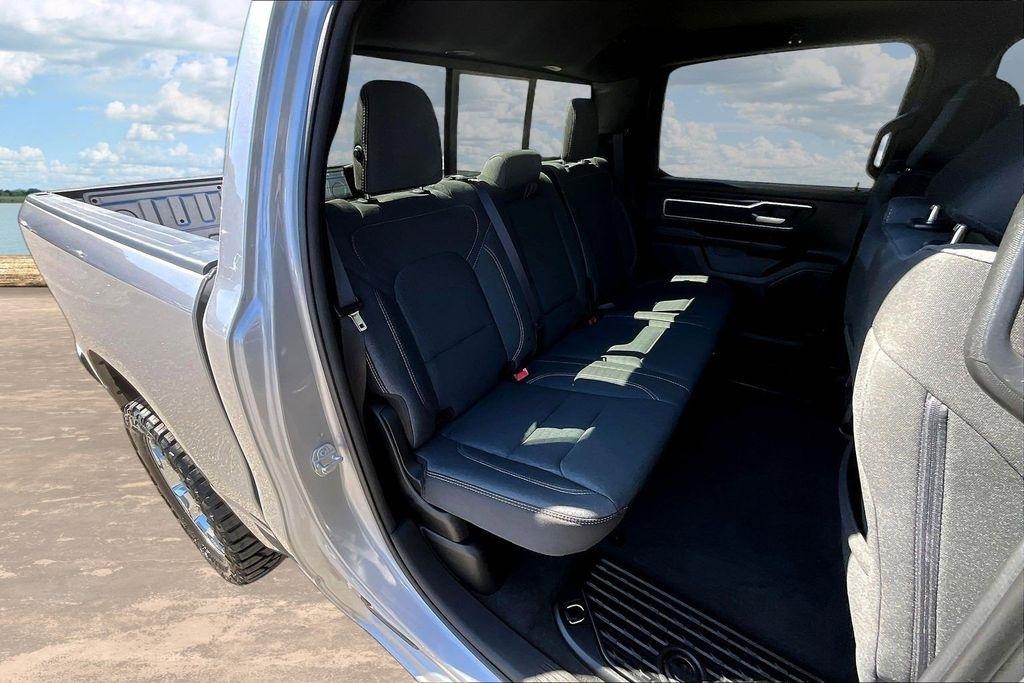 RAM 1500 Big Horn Crew Cab SWB 4WD 2022