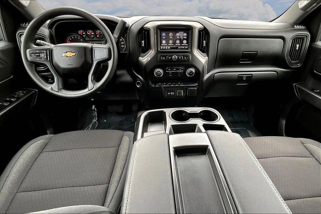 Chevrolet Silverado 1500 Custom Crew Cab 4WD 2026