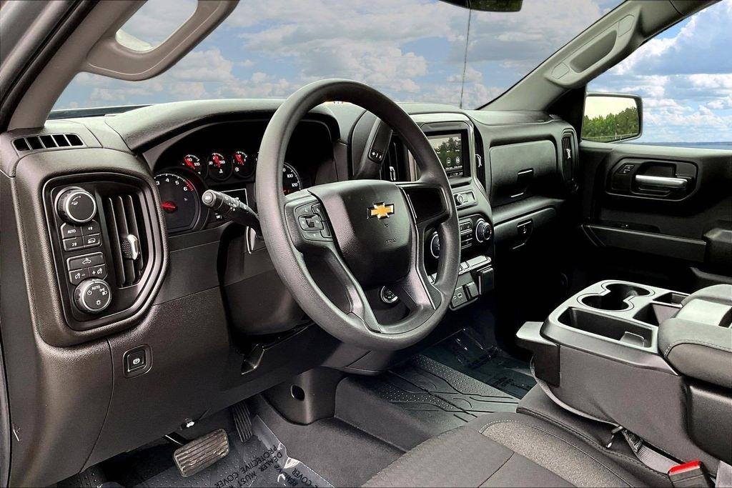 Chevrolet Silverado 1500 Custom Crew Cab 4WD 2026