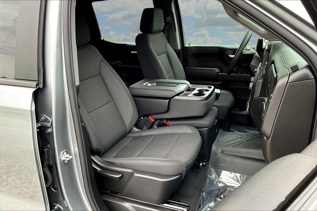 Chevrolet Silverado 1500 Custom Crew Cab 4WD 2026