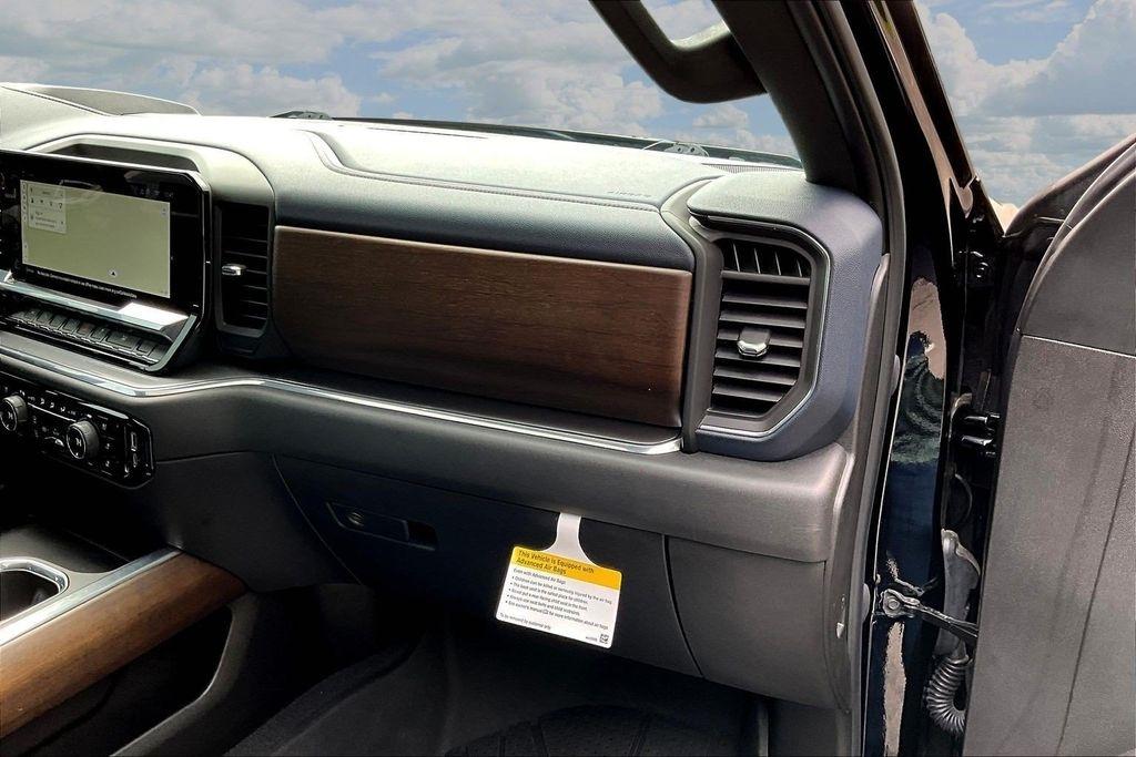 Chevrolet Silverado 1500 4WD Crew Cab 147" High Country 2023
