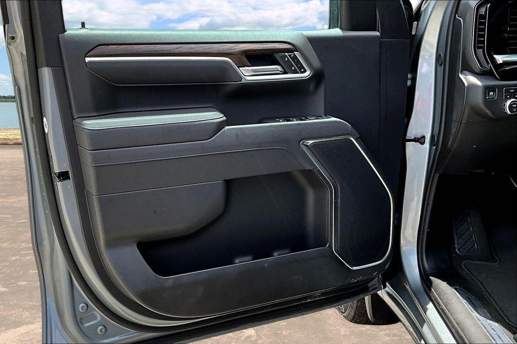 GMC Sierra 1500 SLT Crew Cab 4WD 2026