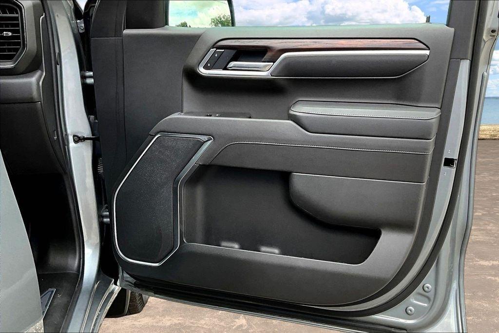 GMC Sierra 1500 SLT Crew Cab 4WD 2026