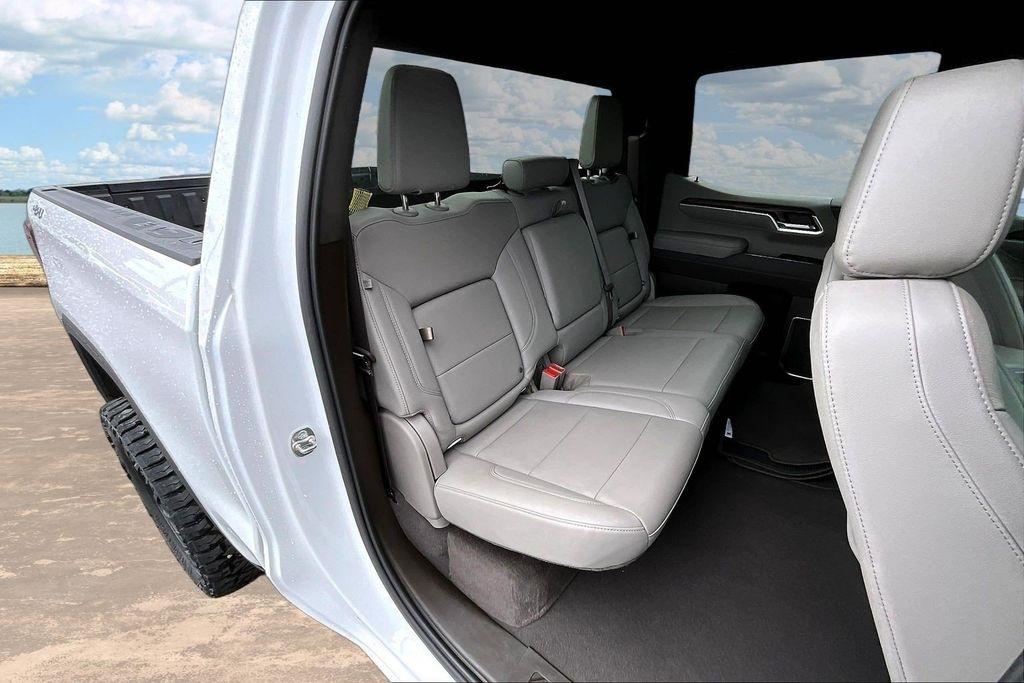 GMC Sierra 1500 SLT Crew Cab 4WD 2026