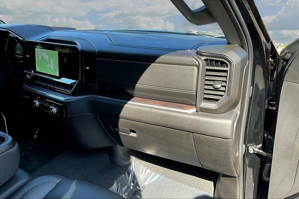 GMC Sierra 1500 SLT Crew Cab 4WD 2026