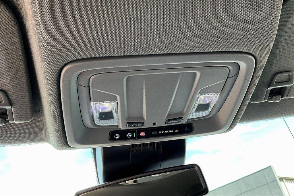 GMC Sierra 1500 4WD Crew Cab 147" SLT 2025
