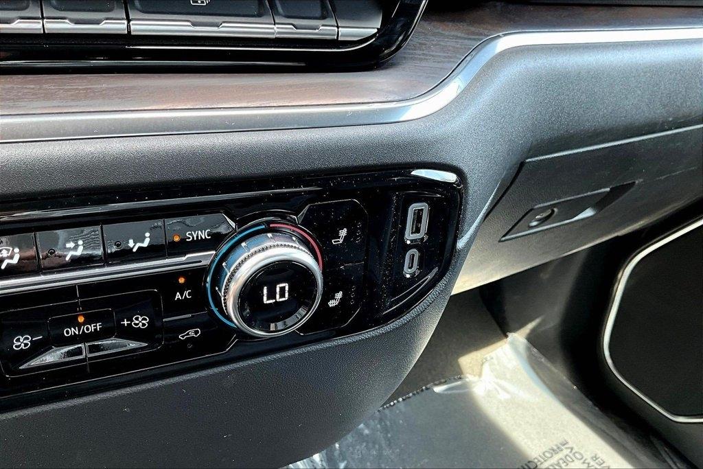 GMC Sierra 1500 4WD Crew Cab 147" SLT 2025