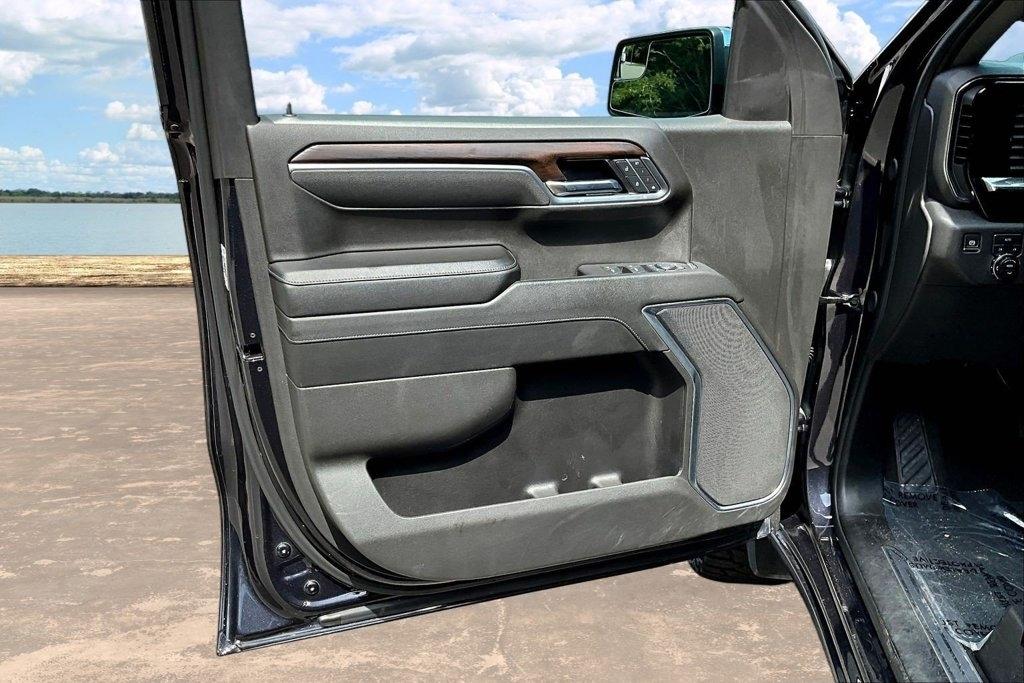 GMC Sierra 1500 4WD Crew Cab 147" SLT 2025