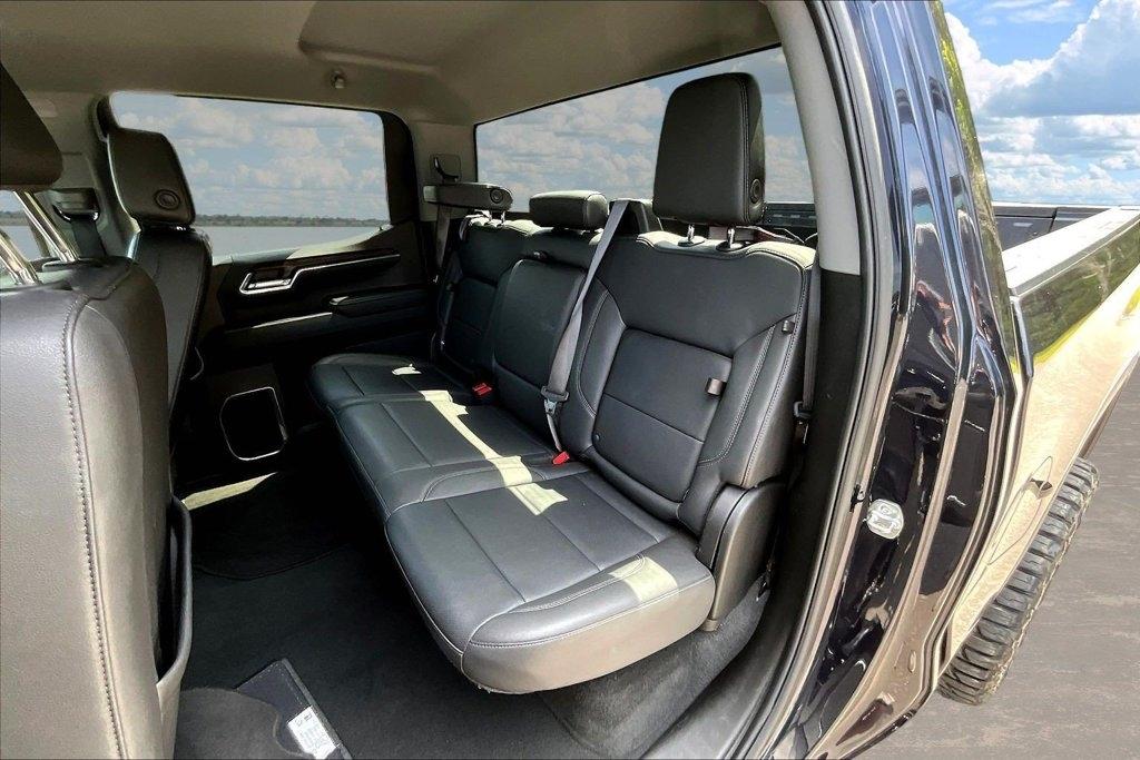 GMC Sierra 1500 4WD Crew Cab 147" SLT 2025