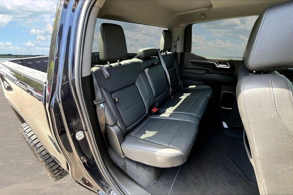 GMC Sierra 1500 4WD Crew Cab 147" SLT 2025