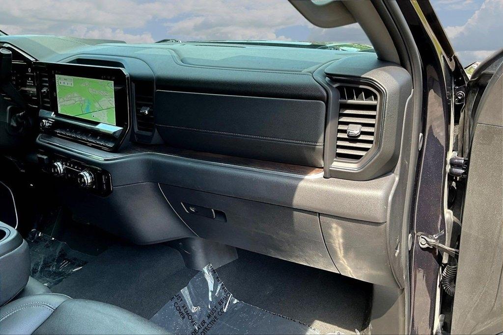 GMC Sierra 1500 4WD Crew Cab 147" SLT 2025