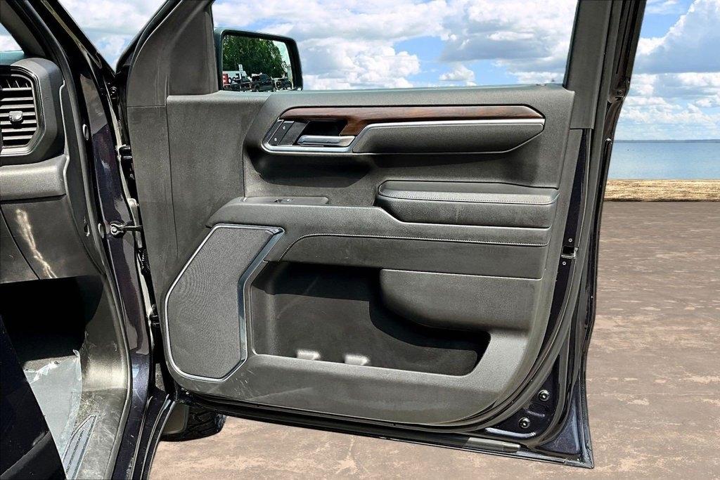 GMC Sierra 1500 4WD Crew Cab 147" SLT 2025