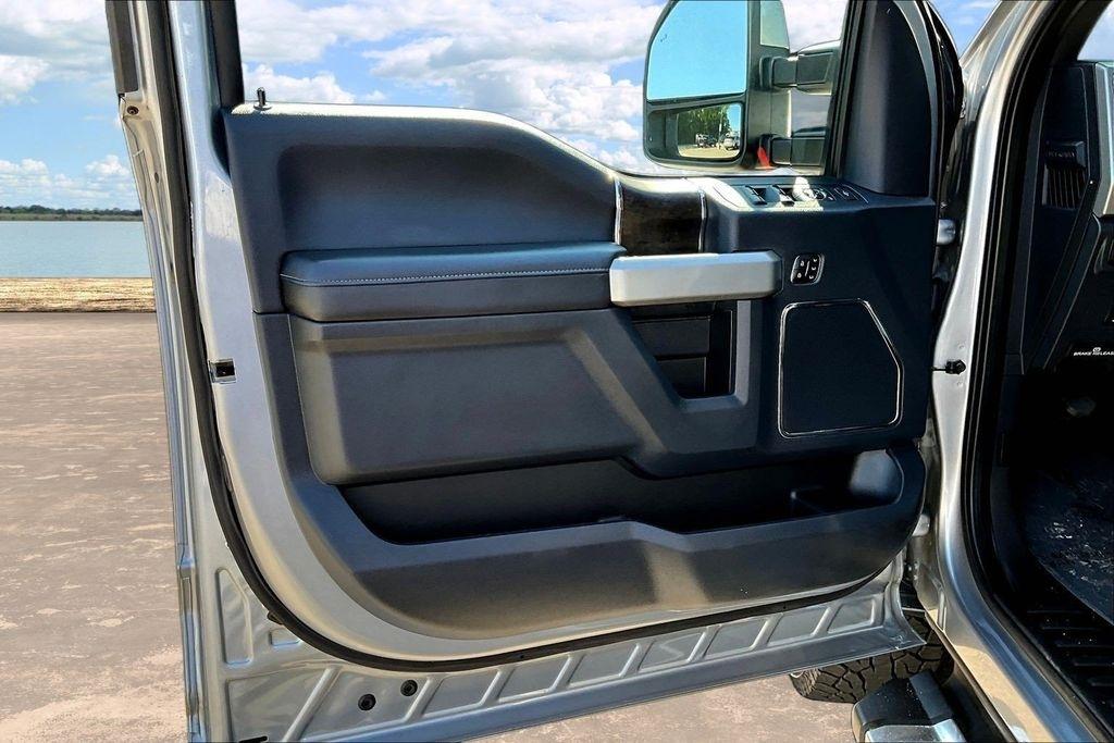 Ford F-250 SD Lariat 4WD Crew Cab 8' Box 2022