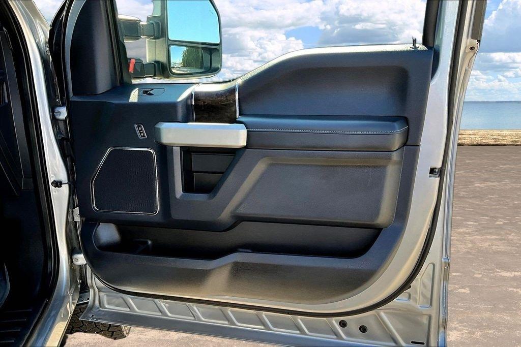 Ford F-250 SD Lariat 4WD Crew Cab 8' Box 2022