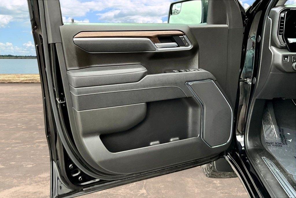 Chevrolet Silverado 1500 4WD Crew Cab 147" LT w/1LT 2026