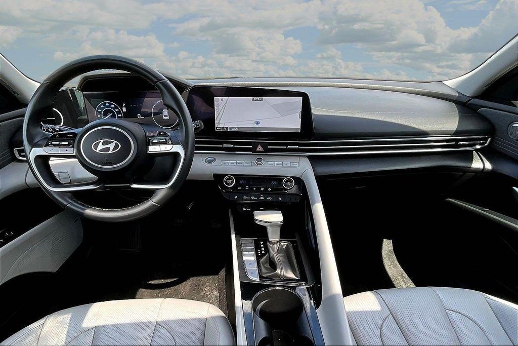 Hyundai Elantra Limited IVT 2025