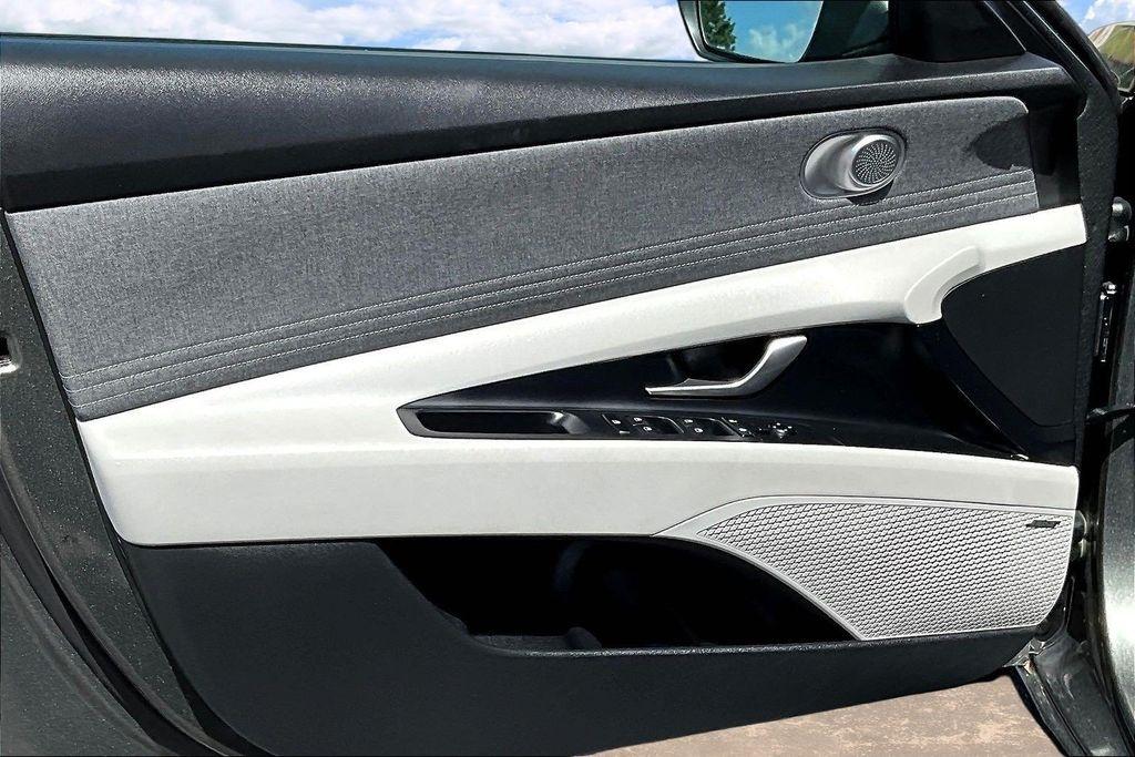 Hyundai Elantra Limited IVT 2025