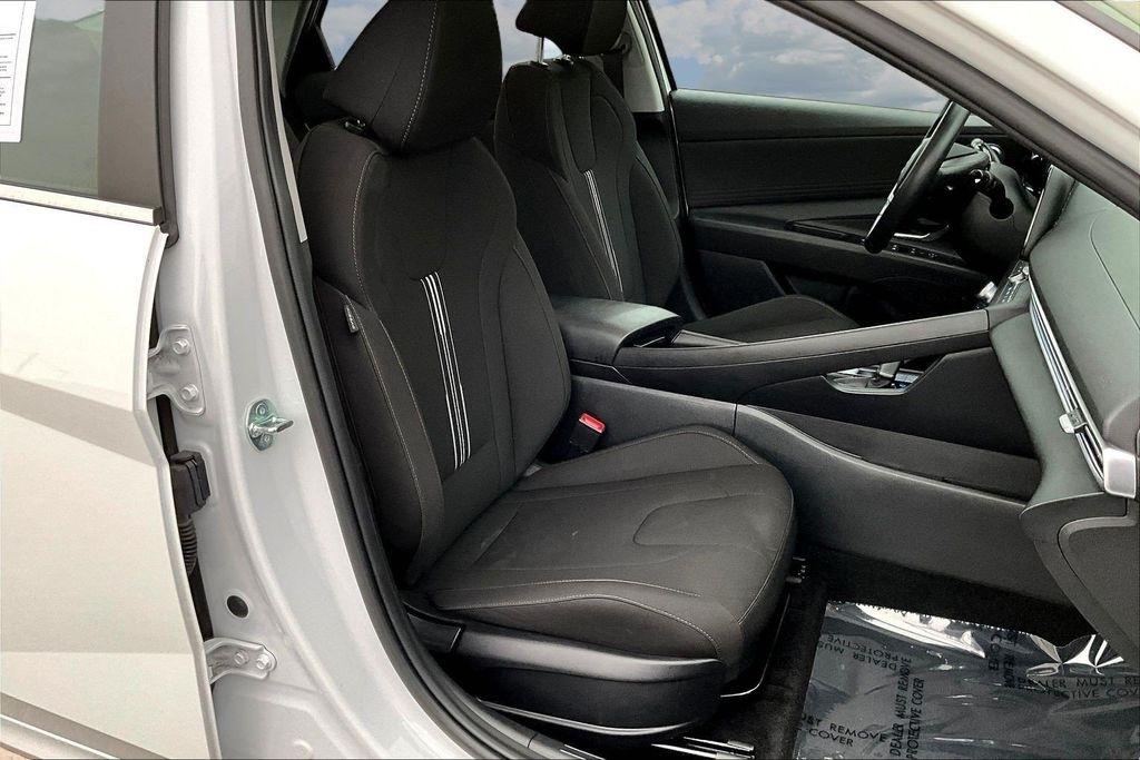 Hyundai Elantra SEL Convenience IVT 2025