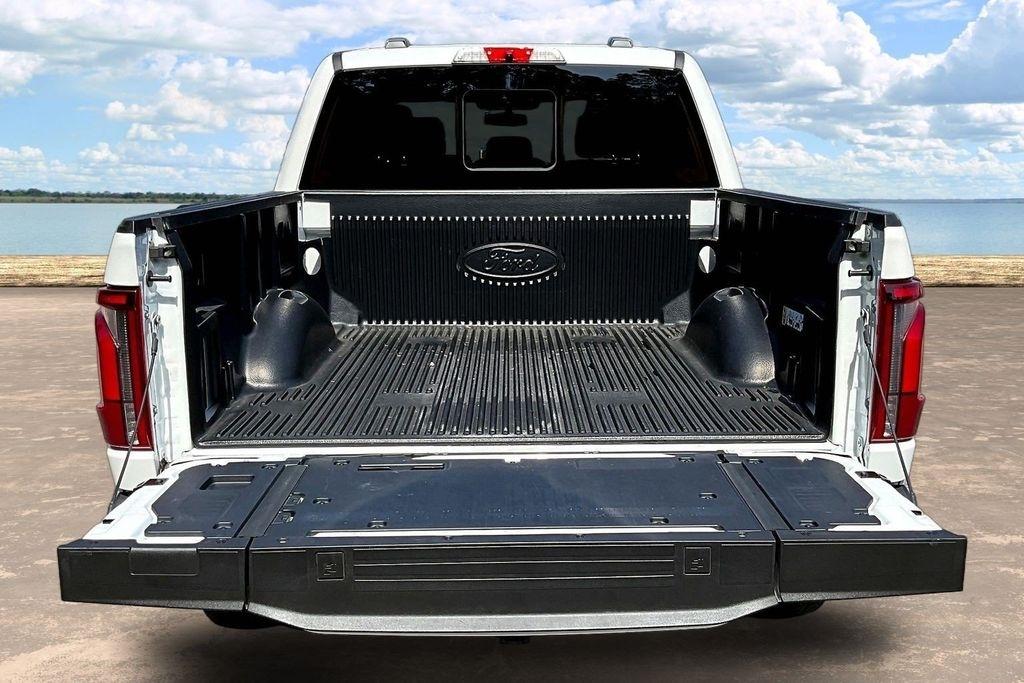 Ford F-150 Platinum 4WD SuperCrew 5.5' Box 2025