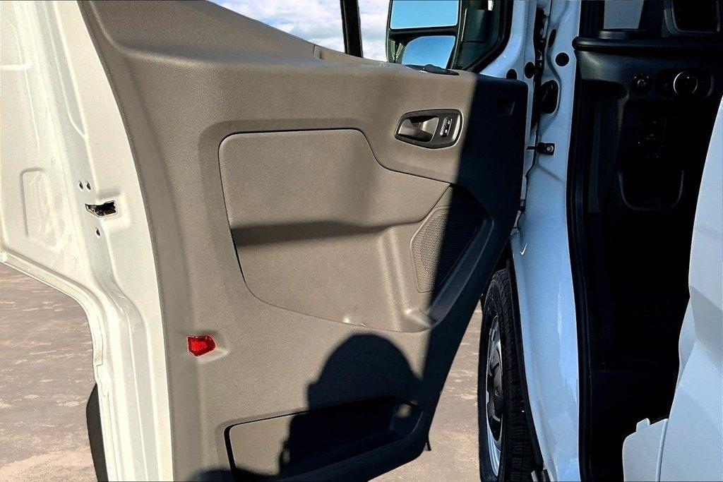 Ford Transit Cargo Van T-250 148" Med Rf 9150 GVWR RWD 2026