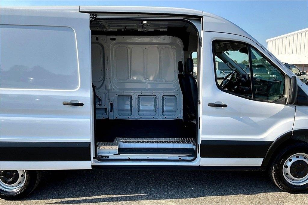 Ford Transit Cargo Van T-250 148" Med Rf 9150 GVWR RWD 2026