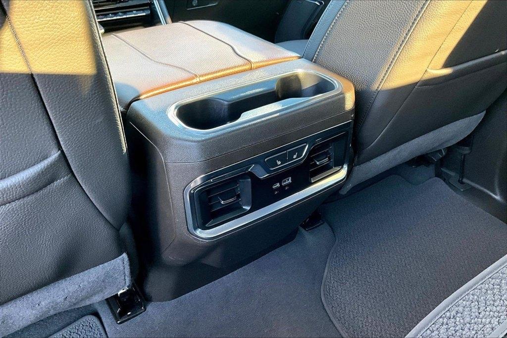 GMC Sierra 1500 4WD Crew Cab 147" Denali 2023
