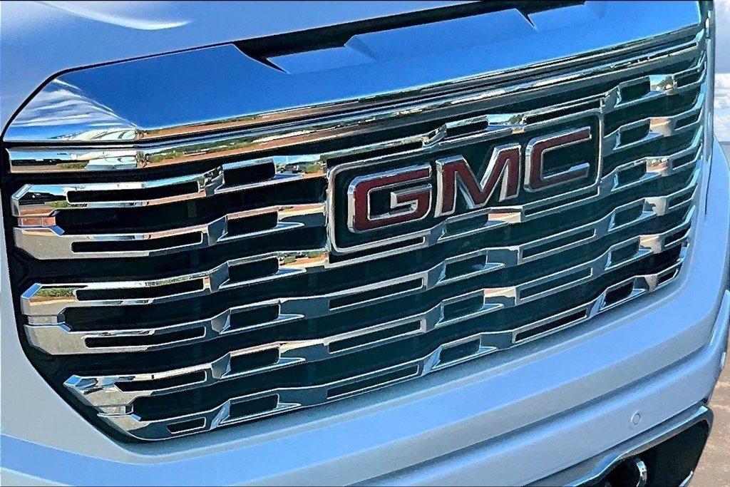 GMC Sierra 1500 4WD Crew Cab 147" Denali 2023