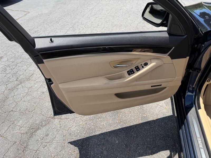 BMW 5-Series 535xi 2011
