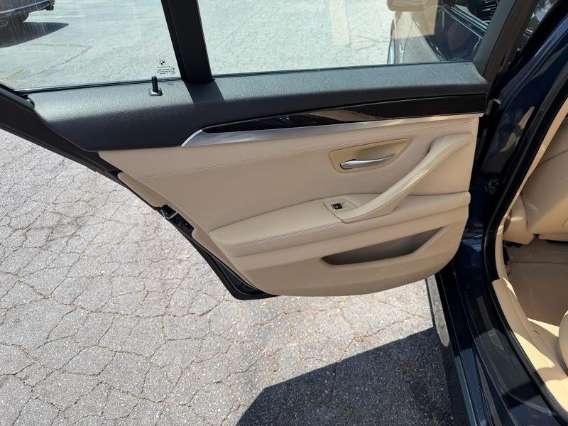 BMW 5-Series 535xi 2011