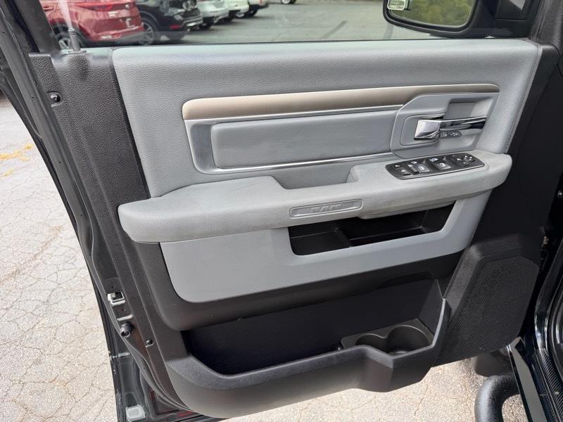 RAM 1500 Big Horn Crew Cab 4WD 2016