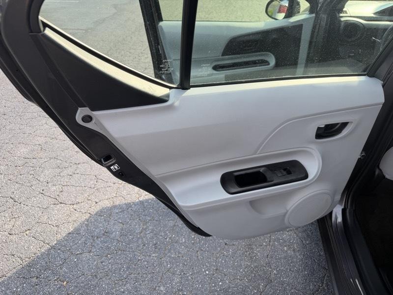 Toyota Prius c One 2012
