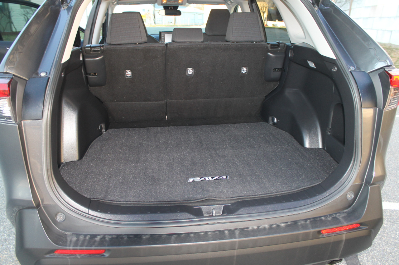 Toyota RAV4 LE AWD 2021