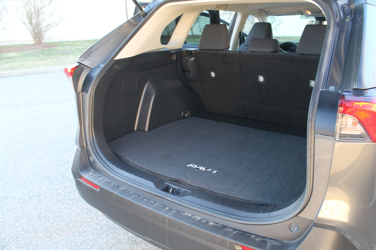 Toyota RAV4 LE AWD 2021