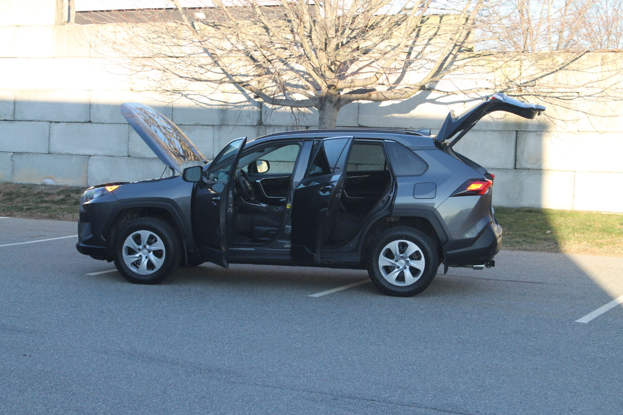 Toyota RAV4 LE AWD 2021