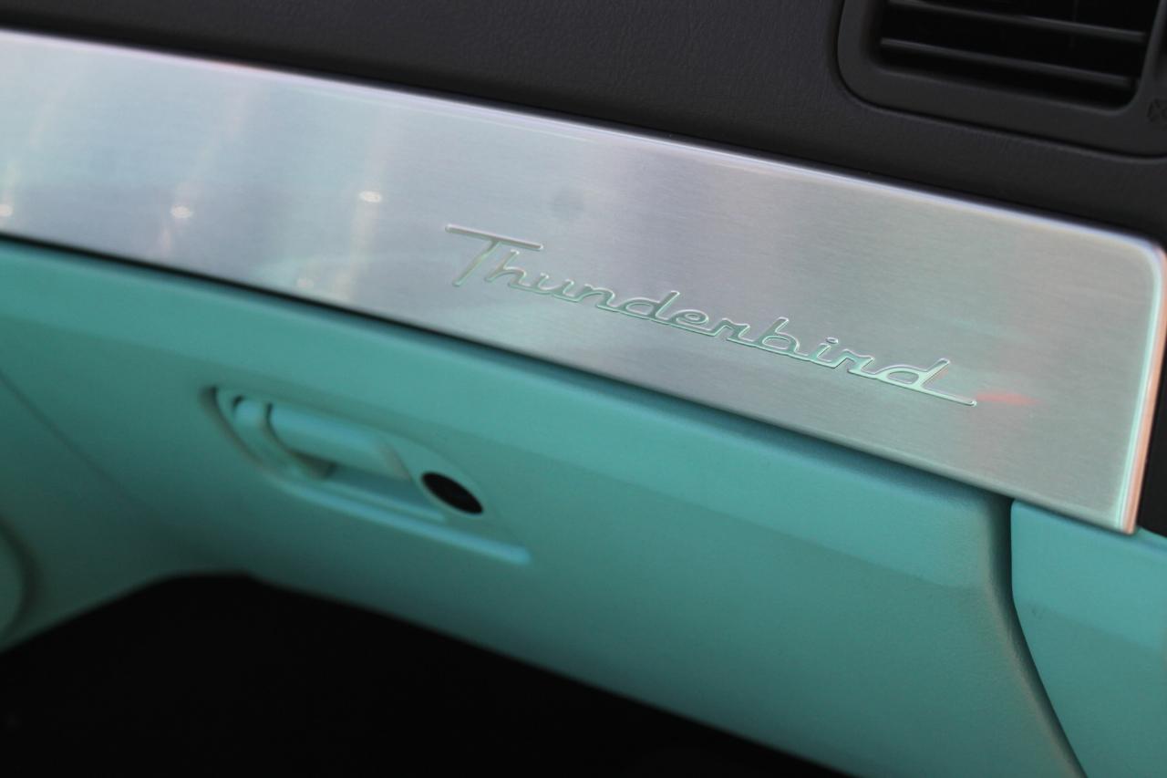 Ford Thunderbird Deluxe 2002