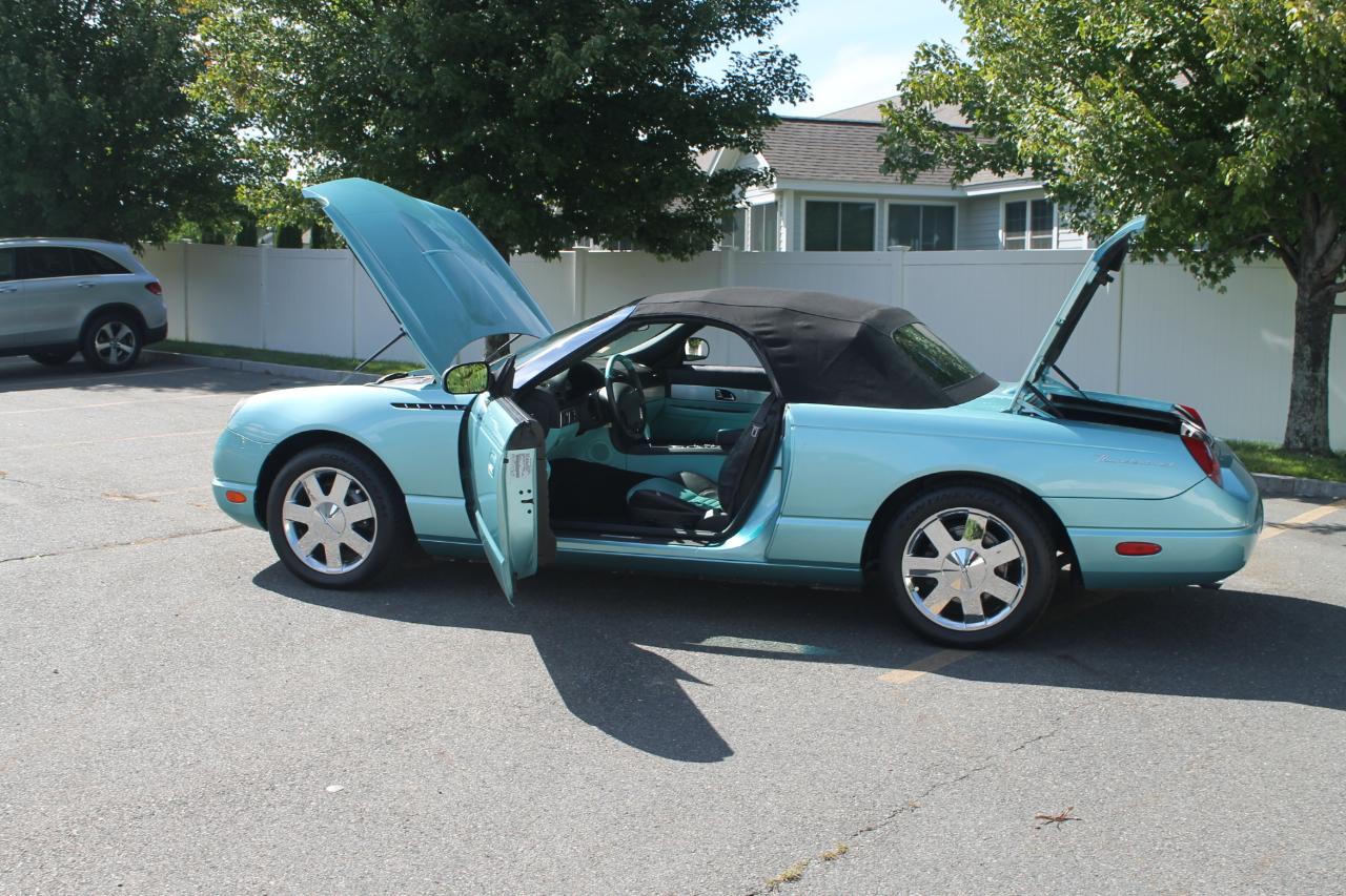 Ford Thunderbird Deluxe 2002