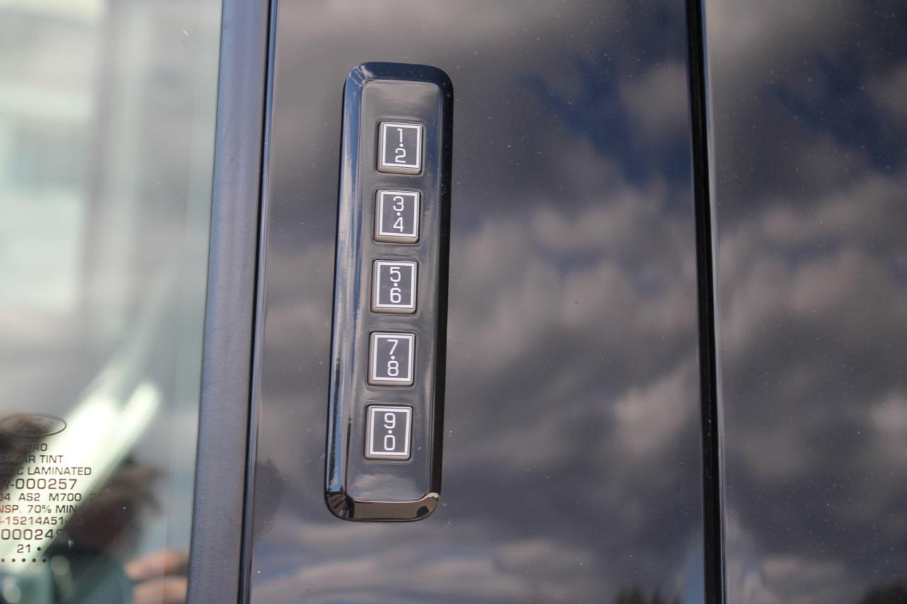 Ford F-150 SuperCrew Crew Cab 139" Lariat 4WD 2022