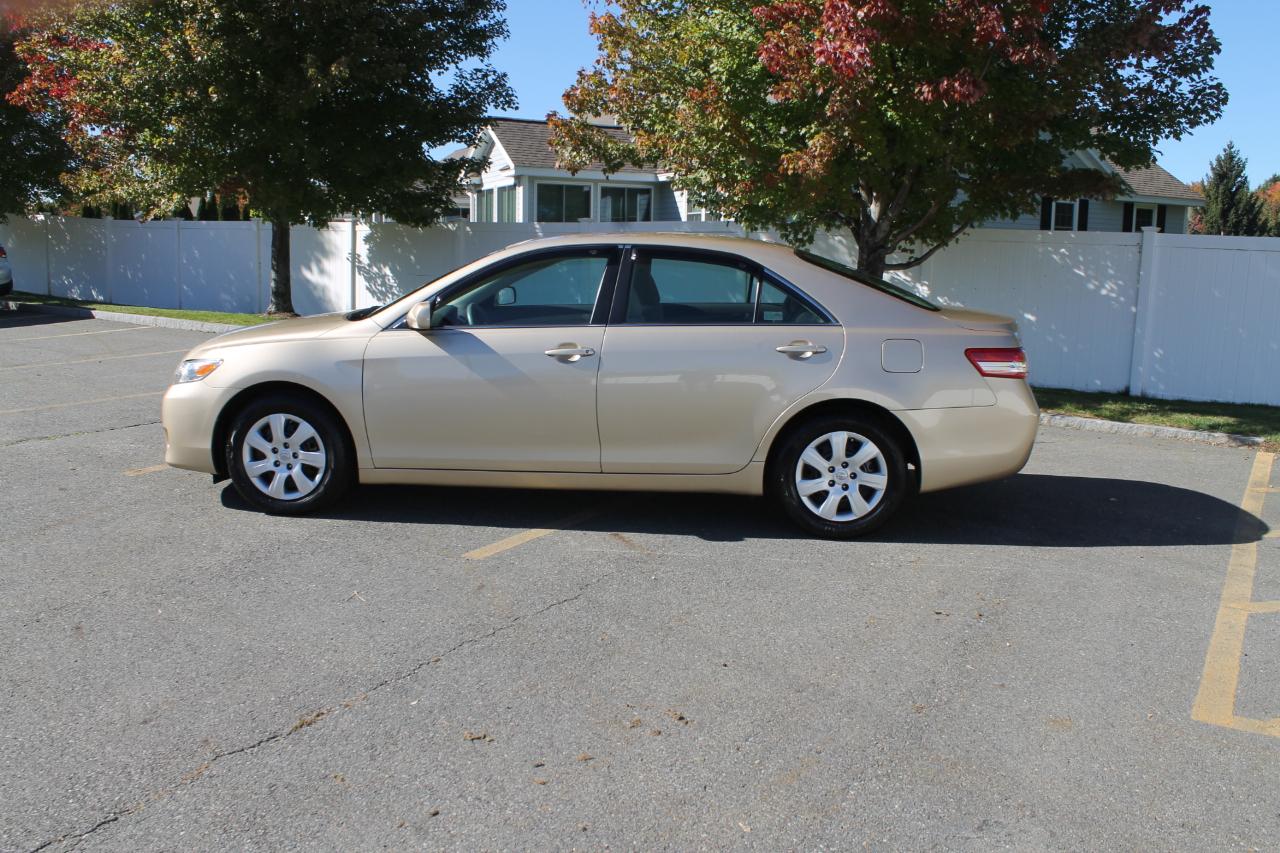 Toyota Camry Base 6-Spd AT 2011