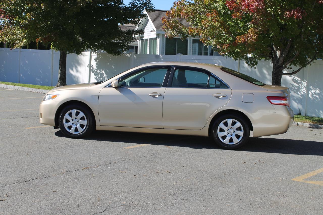 Toyota Camry Base 6-Spd AT 2011