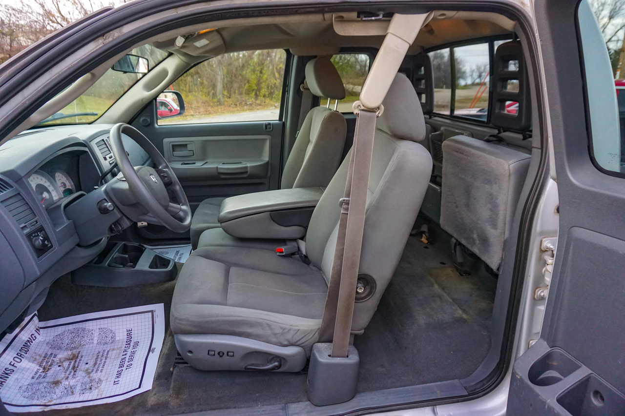 Dodge Dakota 2dr Club Cab 131 4WD SLT 2006