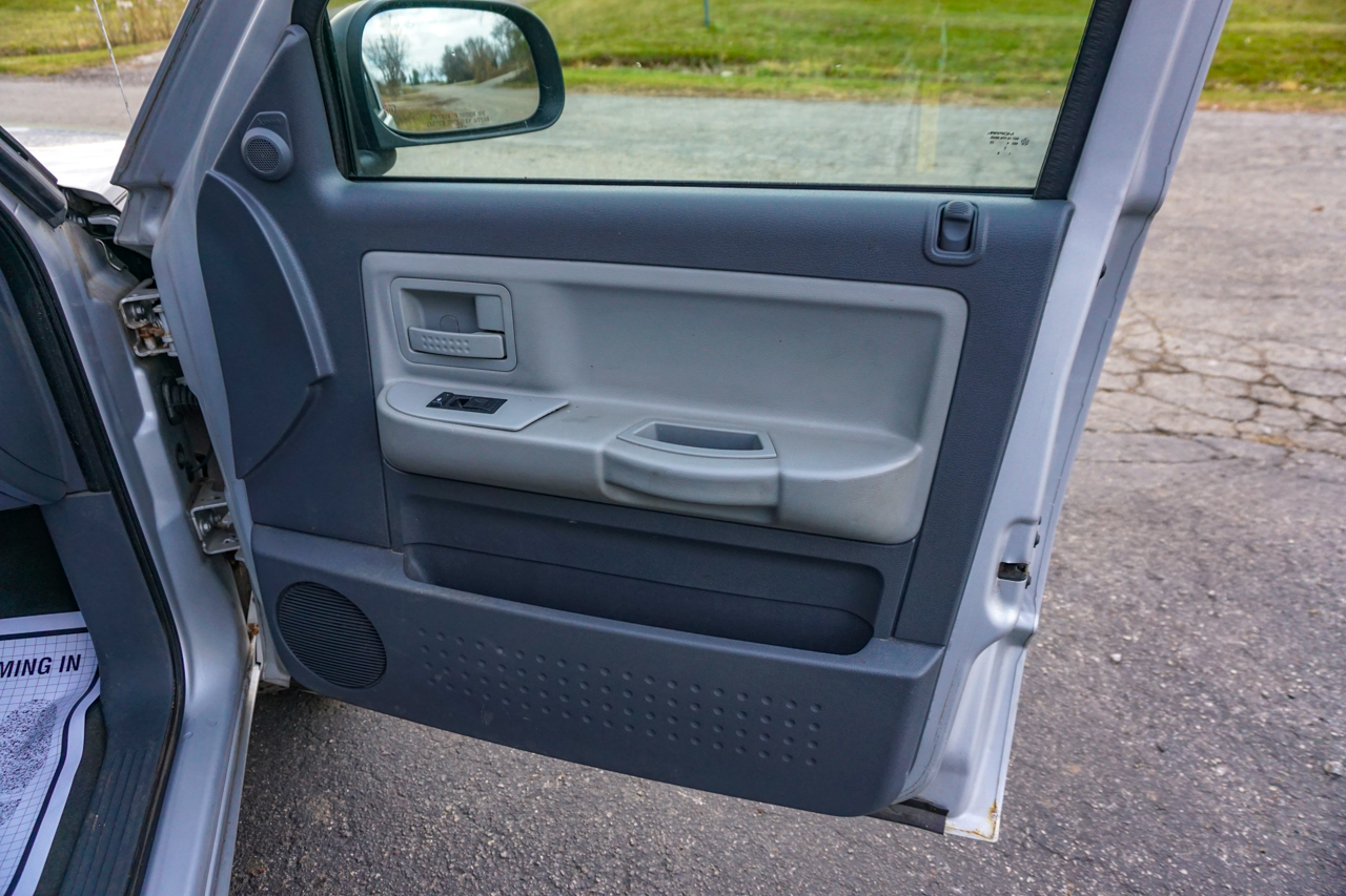 Dodge Dakota 2dr Club Cab 131 4WD SLT 2006