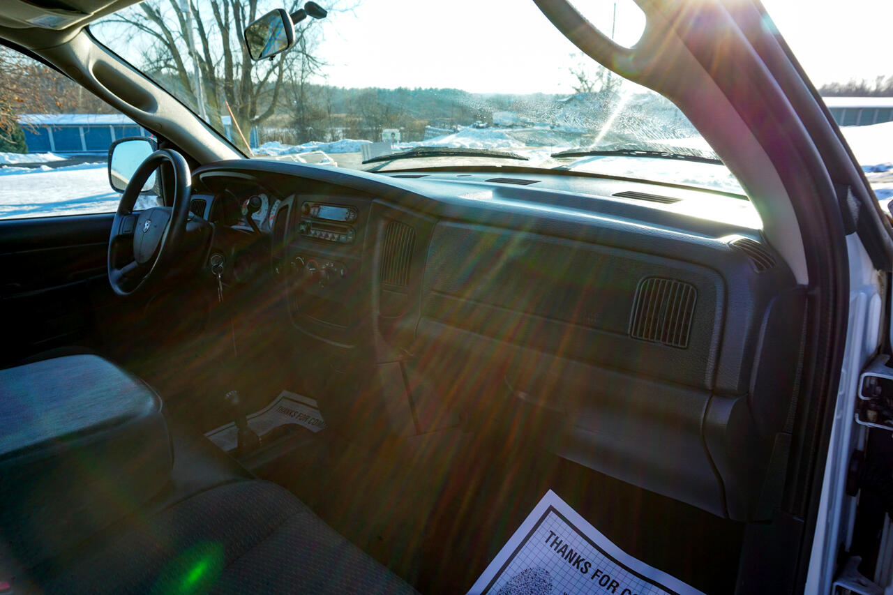 Dodge Ram 1500 4dr Quad Cab 140.5" WB 4WD ST 2004