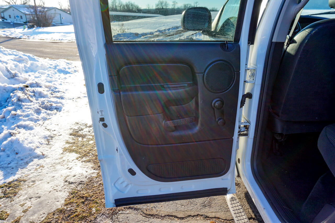 Dodge Ram 1500 4dr Quad Cab 140.5" WB 4WD ST 2004