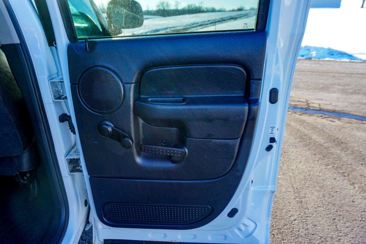 Dodge Ram 1500 4dr Quad Cab 140.5" WB 4WD ST 2004