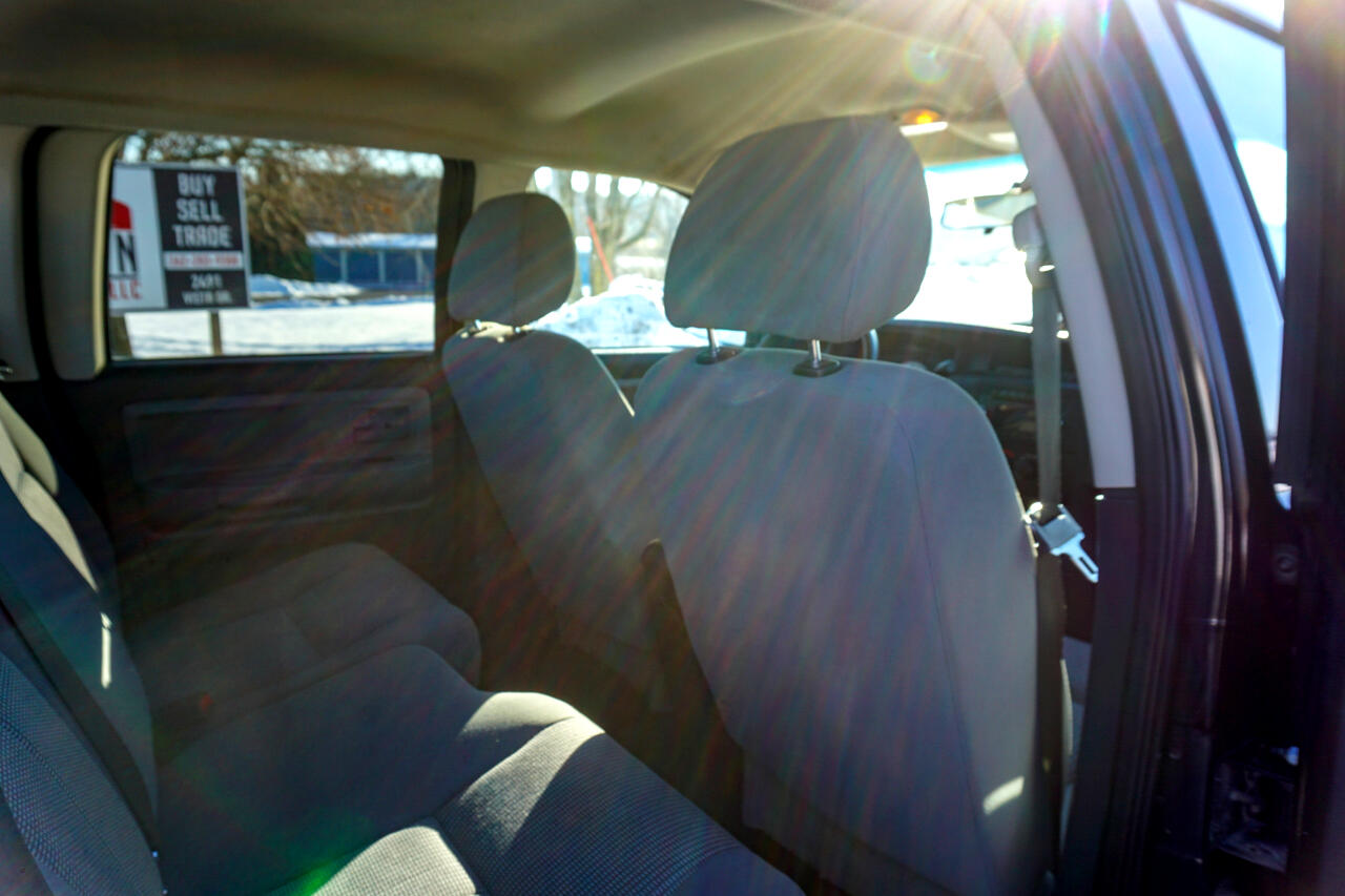 RAM Dakota 4WD Crew Cab SXT 2011