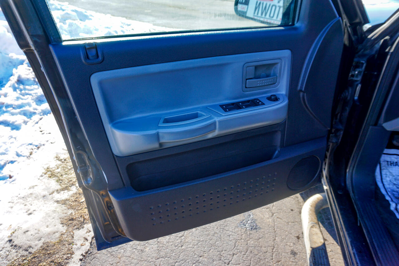 RAM Dakota 4WD Crew Cab SXT 2011