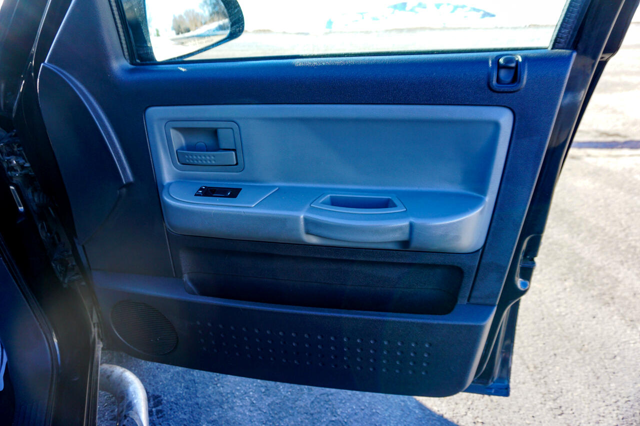 RAM Dakota 4WD Crew Cab SXT 2011