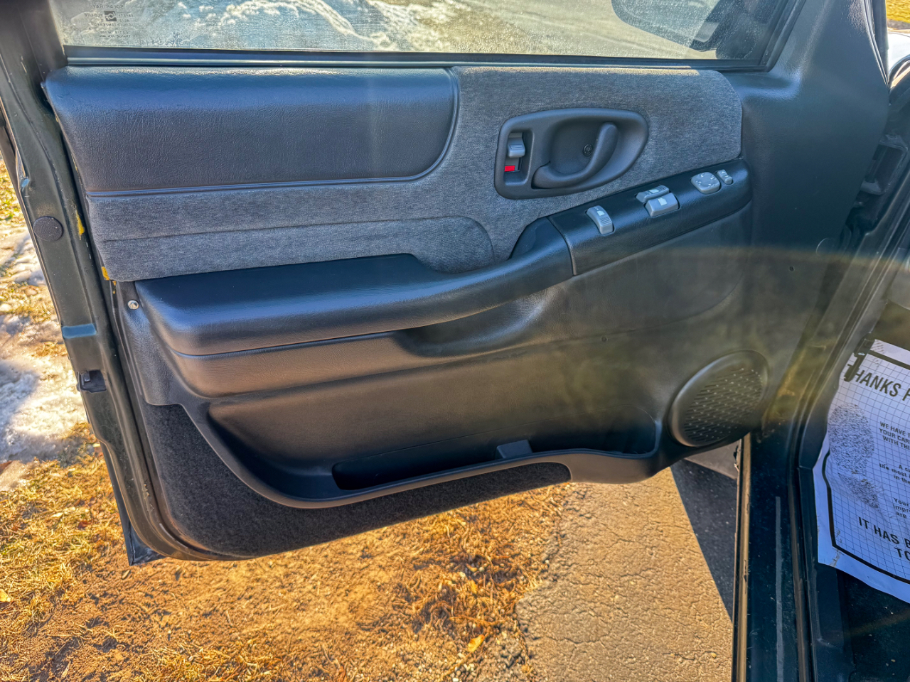 Chevrolet S-10 Ext Cab 123" WB 4WD LS 2002