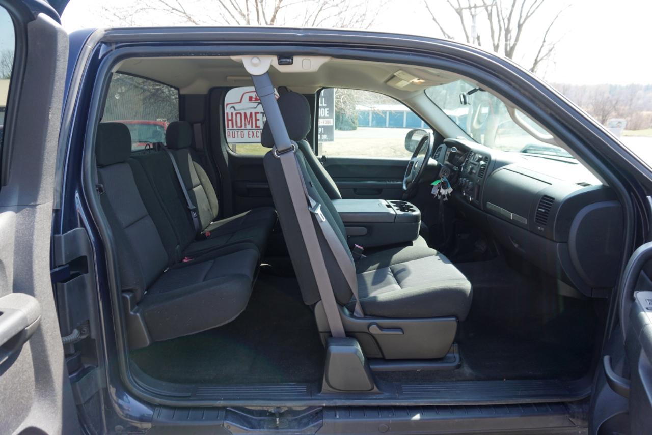 Chevrolet Silverado 1500 4WD Ext Cab 143.5" LT 2011