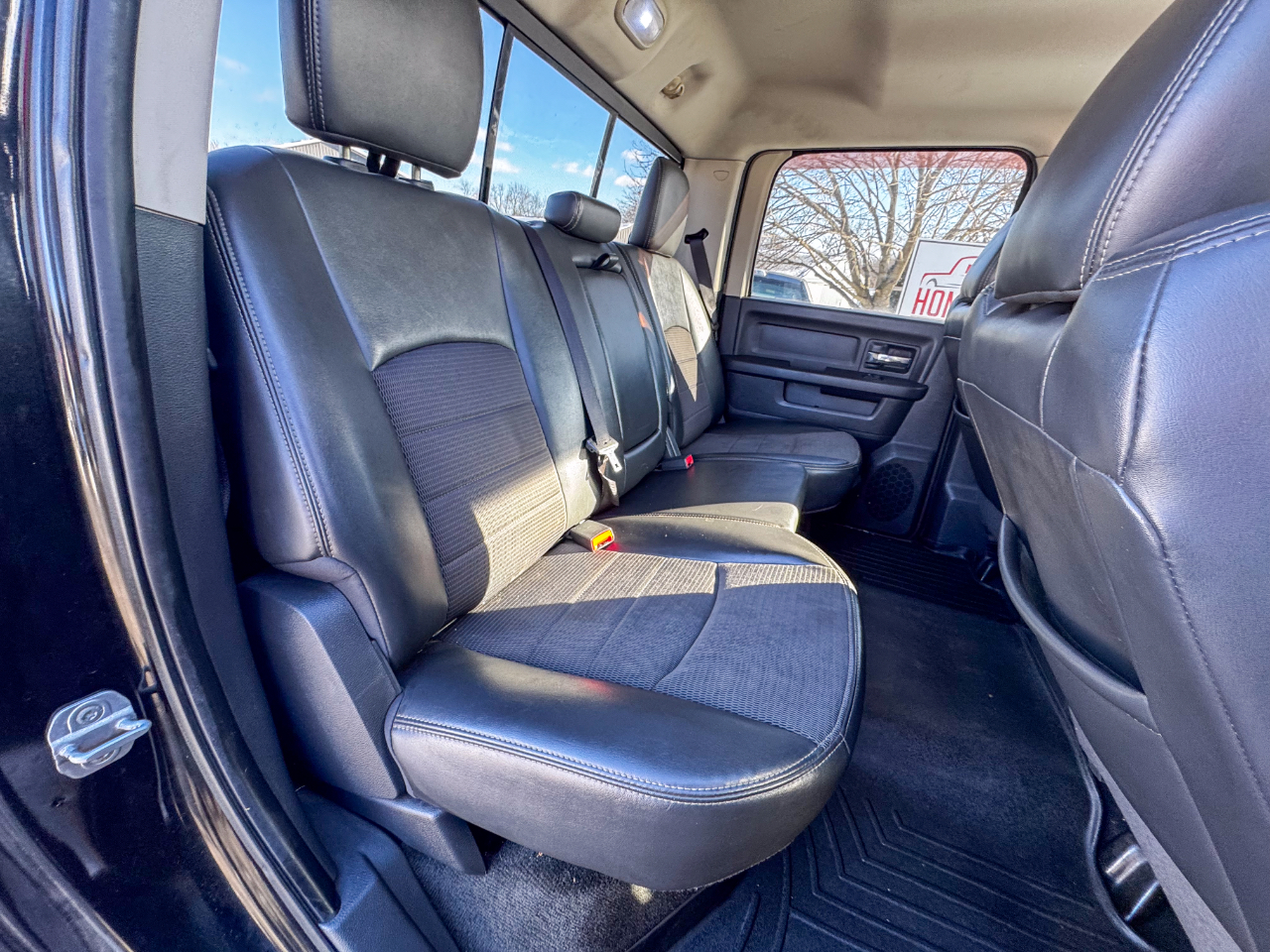 RAM 1500 4WD Crew Cab 140.5" Sport 2011